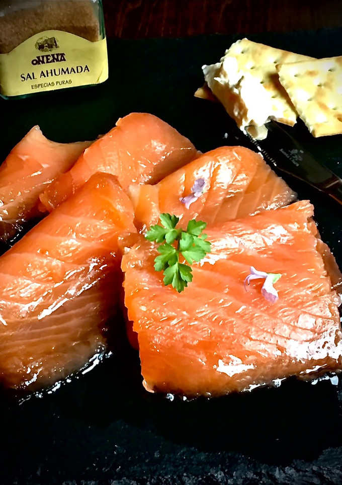 Una foto de Salmón marinado ahumado