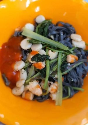 Hình của món Mì than tre xào hải sản.