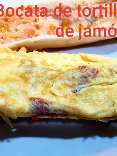 Foto principal de Bocata de tortilla con jamón