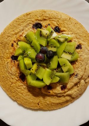 Una foto de Tortilla o panqueque de avena fit con arándanos 😍