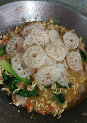 Foto resep Seblak mie kerupuk sosis telur pakcoy 🥰😂🤣