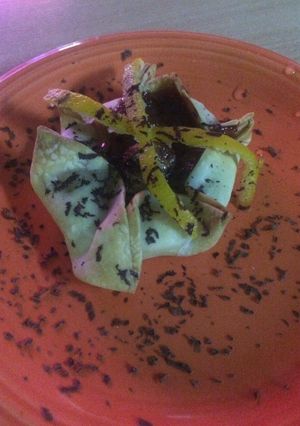 Una foto de Canastita frutal con glaseado de mandarina y chips de chocolate 🍭