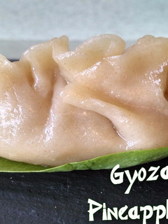 Una foto de Gyoza de vacuno con salsa teriyaki-Piña y Agua de Coco