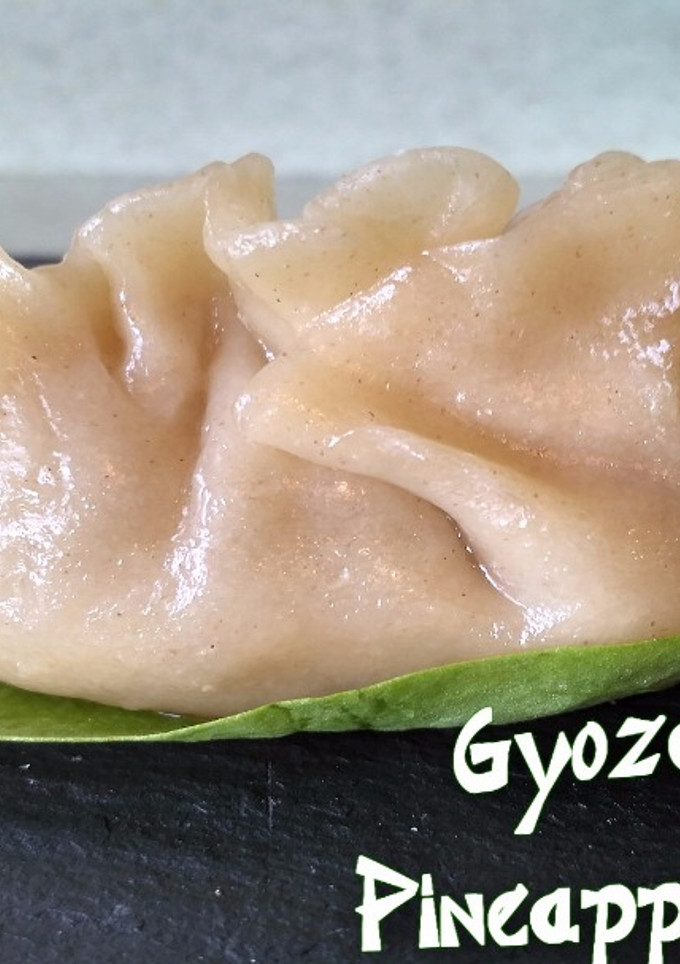 Una foto de Gyoza de vacuno con salsa teriyaki-Piña y Agua de Coco