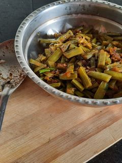 गवार फ्राय भाजी (Gavar Fry Bhaji Recipe In Marathi) रेसिपी चे मुख्य फोटो 