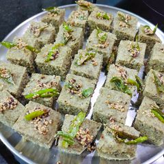 A picture of Steamed sprouts dhokla.