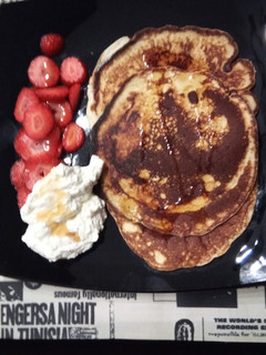 Una foto de Tortitas americanas con Nata, Fresas y Sirope de Arce