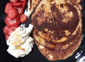 Foto principal de Tortitas americanas con Nata, Fresas y Sirope de Arce