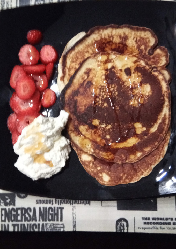 Una foto de Tortitas americanas con Nata, Fresas y Sirope de Arce