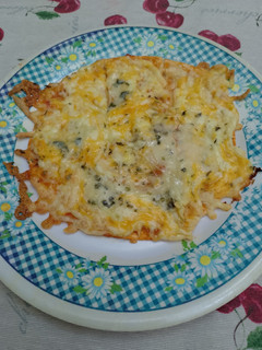 Una foto de Pizza de tortilla de trigo de 5 quesos