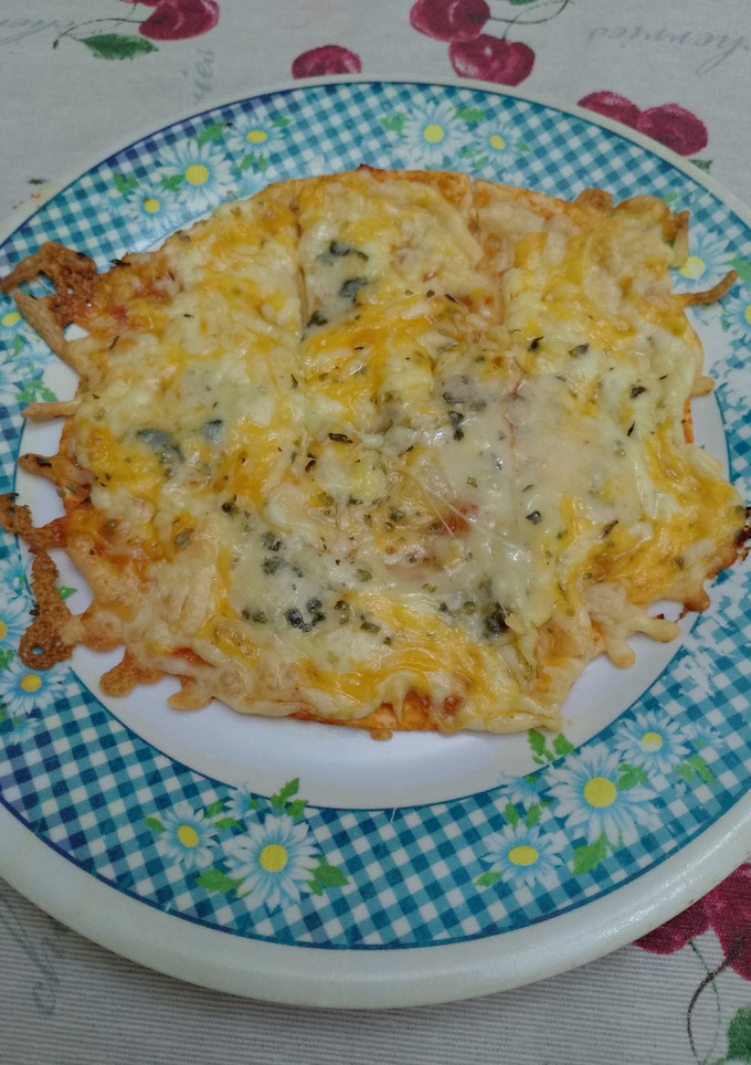 Una foto de Pizza de tortilla de trigo de 5 quesos