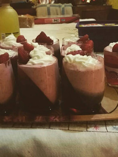 Una foto de Mousse de frutilla con jalea de frambuesa