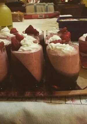 Una foto de Mousse de frutilla con jalea de frambuesa
