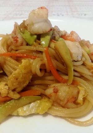 Foto di Spaghetti con Zucchine, Carote, Frittatina, Gamberoni e Soia