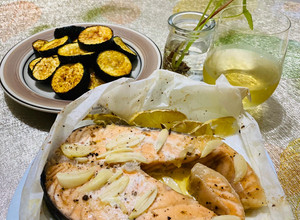 紙包檸檬奶香鮭魚+香烤節瓜（烤箱版） 的食譜成品照片