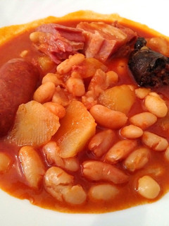 Una foto de Alubias con patatas al estilo Fabada. Exprés