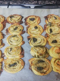 Una foto de Rollitos de Hojaldre con pavo, rulo de cabra y salsa pesto