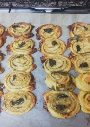 Una foto de Rollitos de Hojaldre con pavo, rulo de cabra y salsa pesto