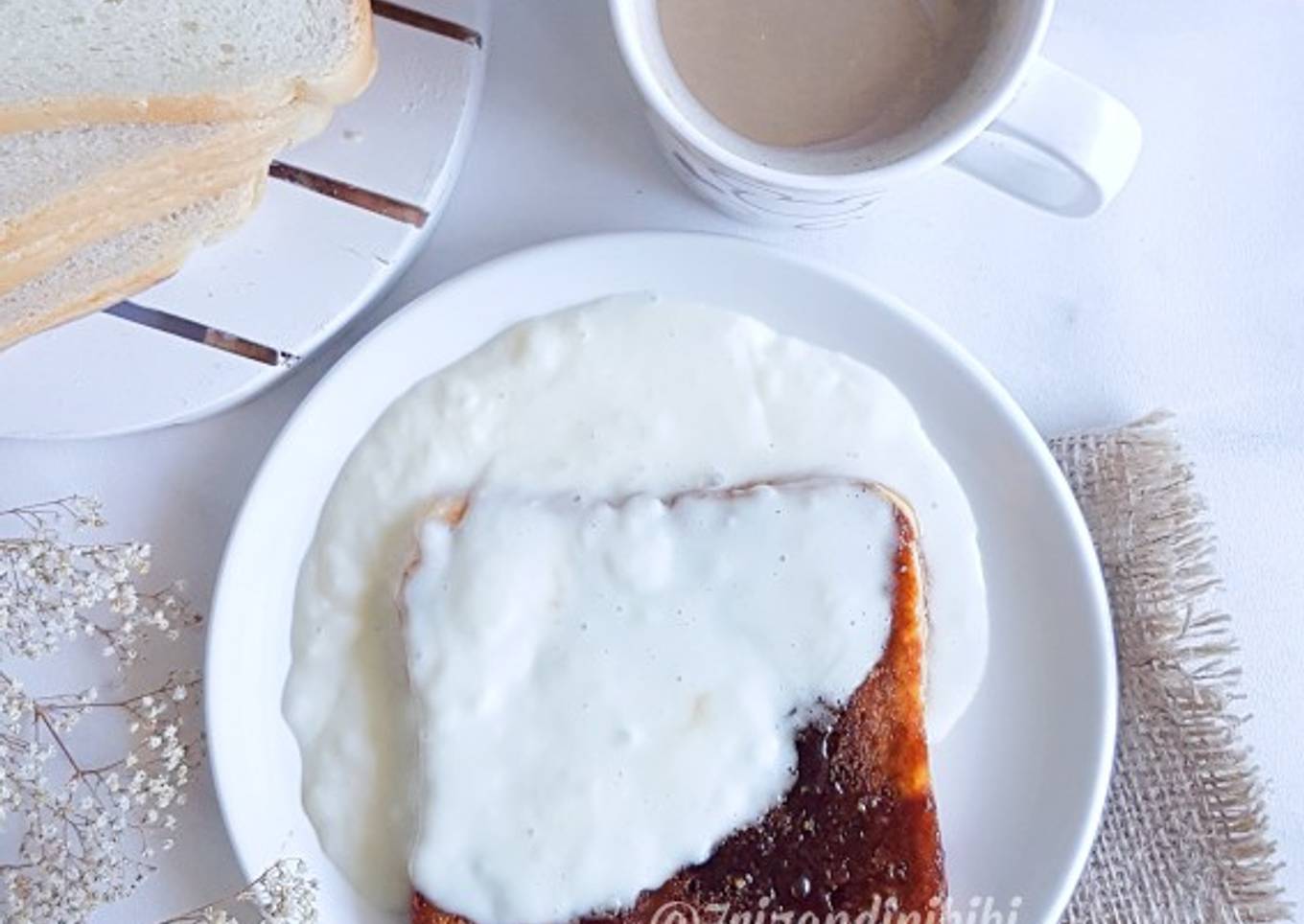 Roti panggang karamel saos susu