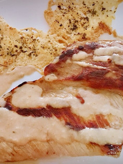 Una foto de Secreto con salsa de queso curado especiada