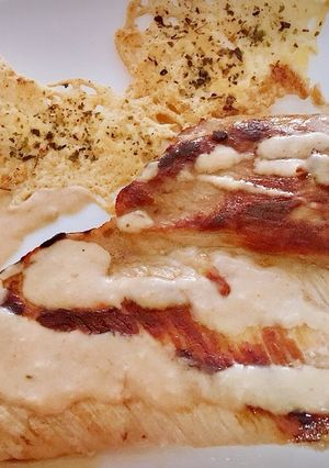 Una foto de Secreto con salsa de queso curado especiada