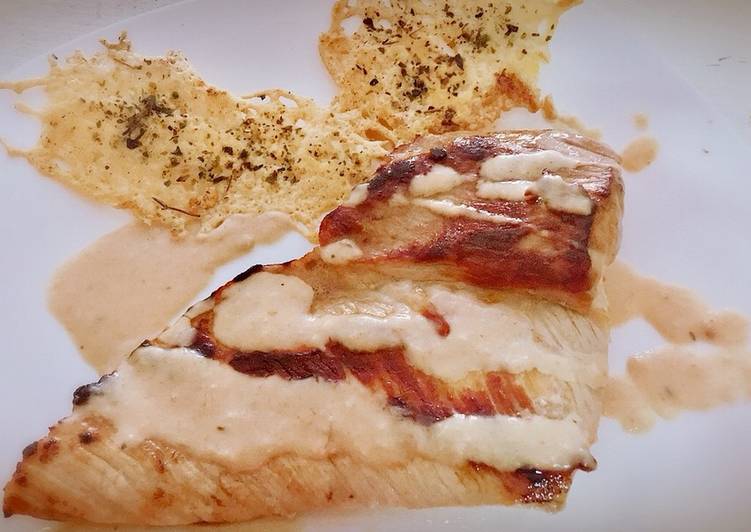 Secreto con salsa de queso curado especiada