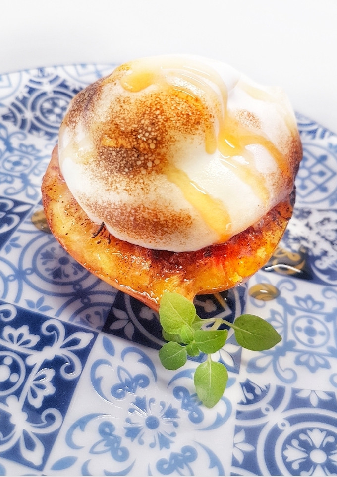 Una foto de Melocotones asados con merengue vegano