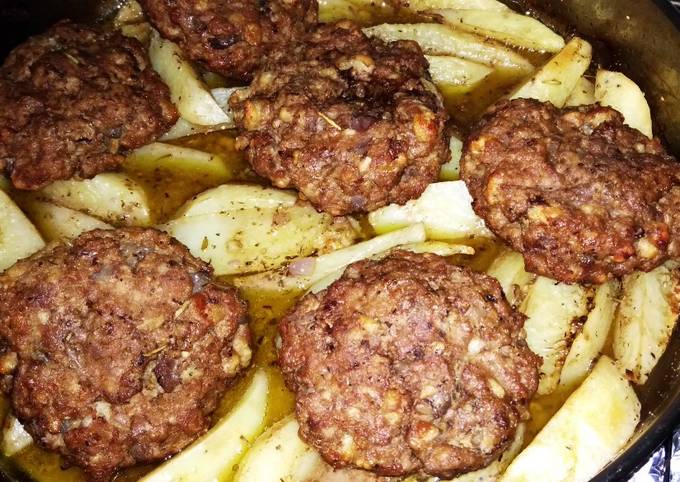 κύρια φωτογραφία συνταγής Μπιφτέκια με πατάτες στο φούρνο by Akis!