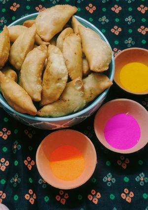गुझिया (gujiya recipe in Hindi) रेसिपी मुख्य फोटो