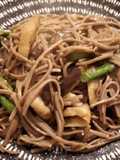Fideos soba con setas y espárragos