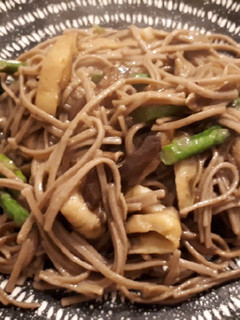 Una foto de Fideos soba con setas y espárragos