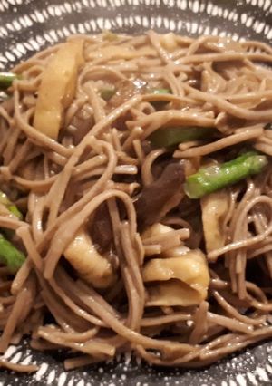 Una foto de Fideos soba con setas y espárragos