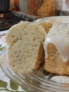 Una foto de Budín de limón y amapolas 🍋🍋🍋