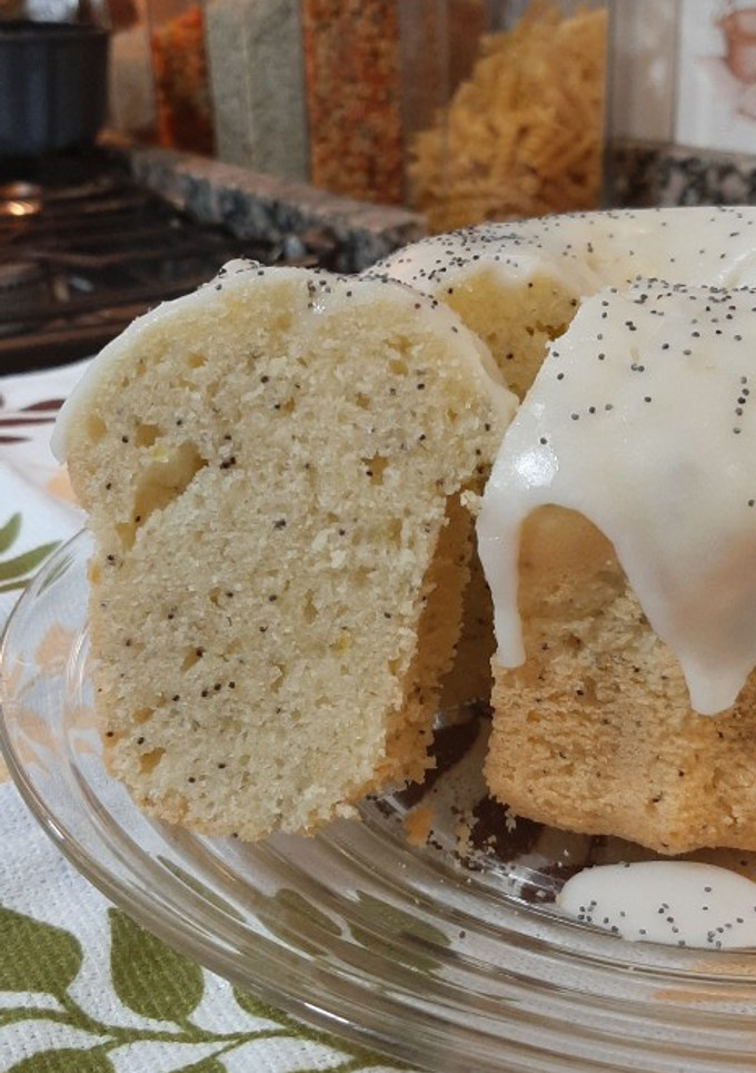 Una foto de Budín de limón y amapolas 🍋🍋🍋