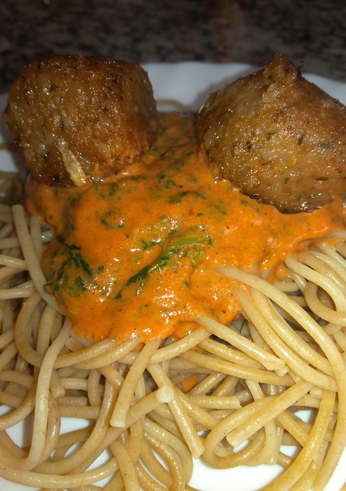 Una foto de Spaguettis integrales con salsa de pimientos 💪