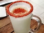 Una foto de smoothie limón con pepino