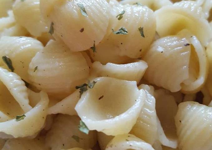 Garlic Butter Pasta Shells