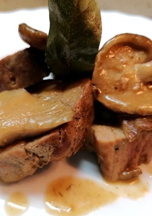 Una foto de Solomillo de cerdo al tomillo con s'hitake en salsa