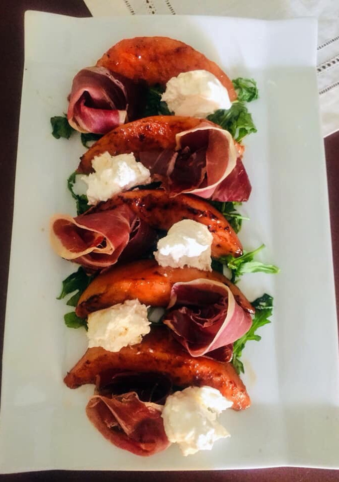 Una foto de Ensalada de melón con jamón y burrata