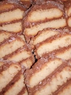 Csíkos kekszes krémes recept fotója