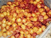 Una foto de garbanzos fritos con cebolla