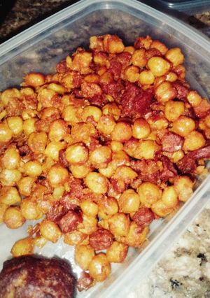 Una foto de Garbanzos fritos con chorizo