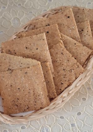 Una foto de Crackers de ajonjolí y harina de almendras