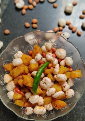 A picture of Aloo makhana peanuts falihaar.