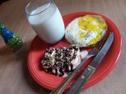 Una foto de tostada de centeno desayuno