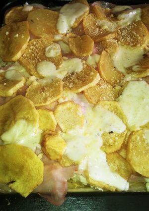 Una foto de Pastel de papas fritas en rodajas, pollo y jamón