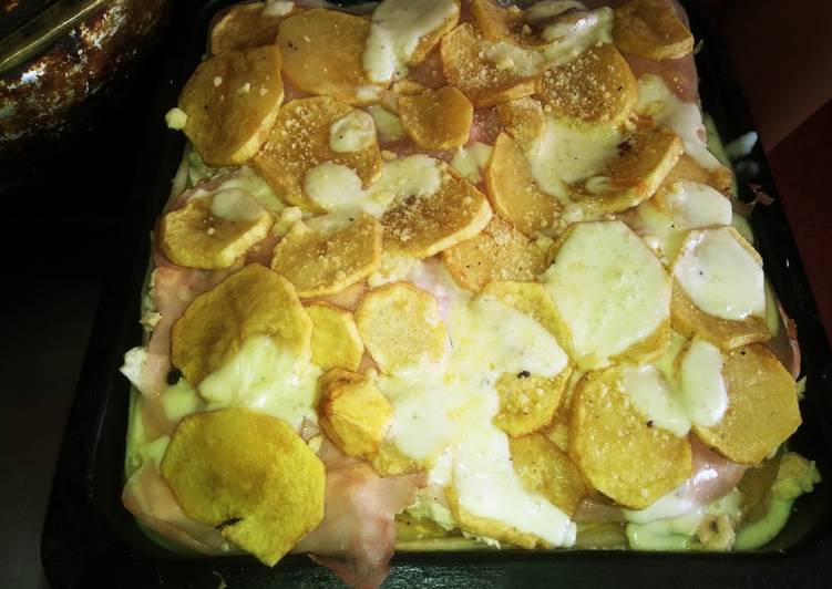 Pastel de papas fritas en rodajas, pollo y jamón