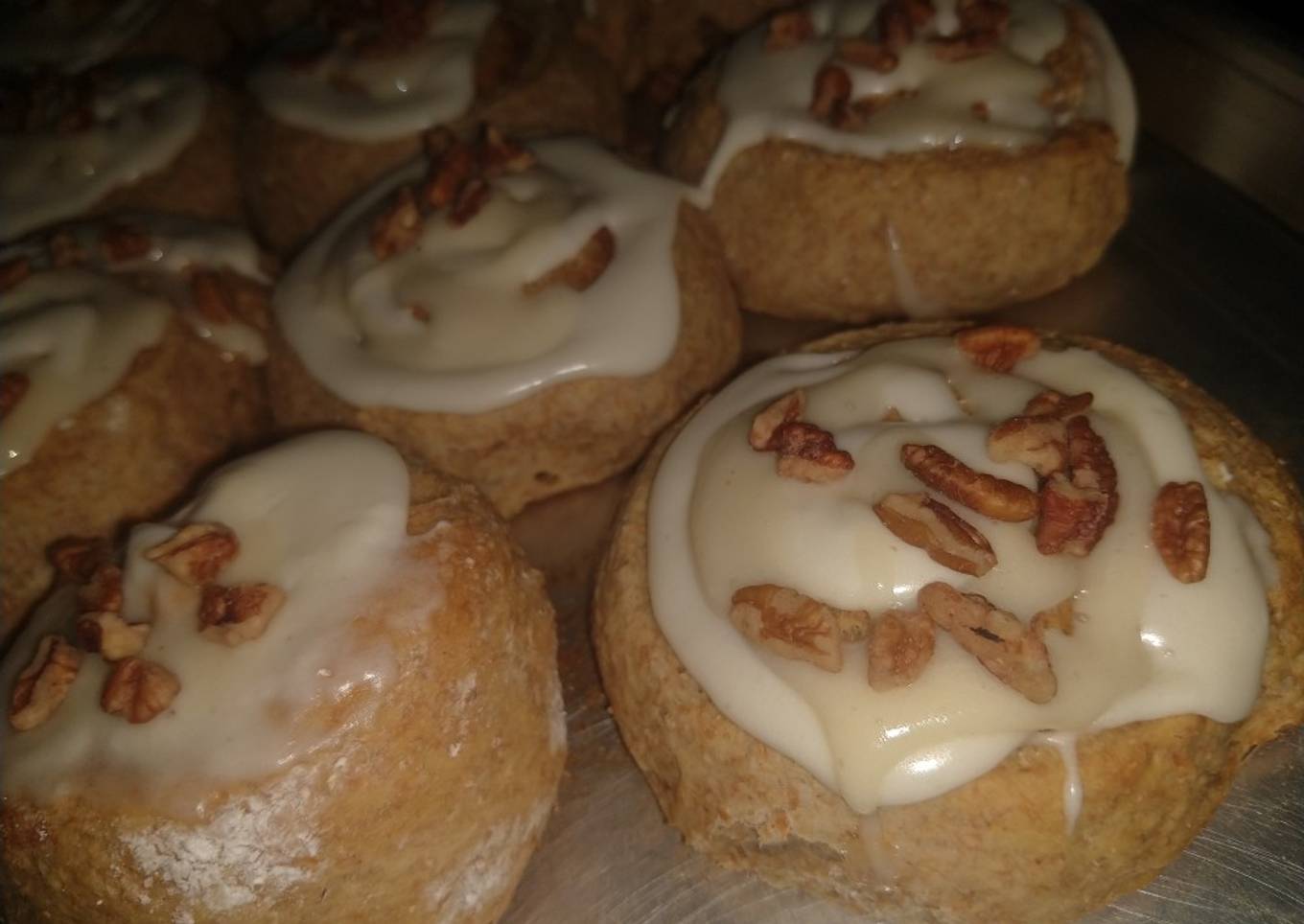 Roles integrales de canela glaseados