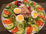 Una foto de ensalada kiwi y aguacate