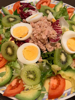 Una foto de Ensalada de kiwi, aguacate, atún y huevo